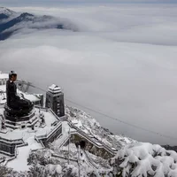 Du khách ùn ùn đặt tour Sa Pa, "ăn ngủ" trên đỉnh Fansipan chờ săn tuyết - 4