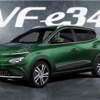 VinFast bàn giao lô xe ô tô điện VF e34 đầu tiên cho khách hàng