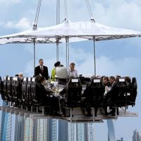 Dinner In The Sky, thưởng thức bữa tối lơ lửng trên không, bạn có dám?