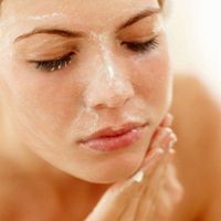 Đừng quên tẩy tế bào chết cho da: AHA giúp bạn có làn da mịn màng