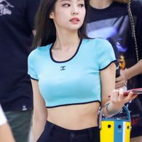 jennie phong cách thời trang high teen áo xanh
