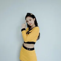 Jennie (Blackpink) diện set đồ màu vàng với vài sợi đen của Chanel