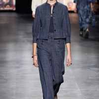 kính mát phi công trên sàn diễn dior