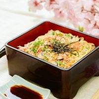 Sakura Ebi Don: cơm gạo Nhật dẻo, ngọt, thơm ngon, kết hợp tôm sakura và trứng hộp gỗ sơn mài