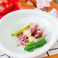 Mực Hotaru Ika hấp ăn kèm sốt Sumiso chính là đặc sản trong mùa hoa anh đào nở.