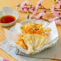 Nhỏ bé nhưng đầy ắp dinh dưỡng, tôm Sakura thịt chắc và có vị ngọt dịu, hương thơm nhẹ ẩn trong lớp vỏ óng ánh sắc đỏ cam. Qua chế biến, Sakura Ebi sẽ giải phóng hương vị umami độc đáo mà càng nhai kĩ, càng thấy thơm, ngọt và ngon hơn.