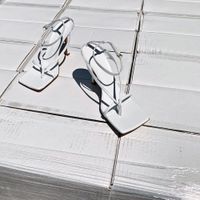 Mẫu sandal mũi vuông này là 1 ví dụ điển hình. (Ảnh: Pinterest)