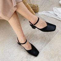 Thêm 1 chiếc quai nhỏ như thêm sự nữ tính cho nàng. (Ảnh: Pinterest)
