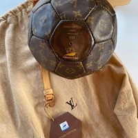 Không chỉ túi máy bay của Louis Vuitton, thế giới hàng hiệu còn nhiều mẫu túi độc lạ hơn thế - 7