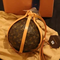 Louis Vuitton và những mẫu túi độc - lạ có 1-0-2.