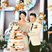 Khánh Vy rất xinh đẹp trong chiếc váy tinh tế, búi tóc, trang điểm đơn giản.