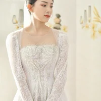 Chiếc váy nhẹ nhàng, tinh tế, phù hợp với vẻ đẹp sang trọng như tiểu thư đài các của cô nàng.