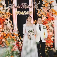 Cô dâu và chú rể tươi rói trên sân khấu.