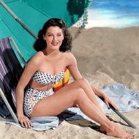 cô gái diện bikni chấm bi màu xanh - trắng những năm 1940s