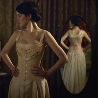 corset hình chữ S là thiết kế thời trang thịnh hành thời vua Edward VII