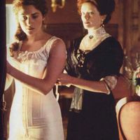 áo corset hình chữ S xuất hiện trong phim Titanic khi người mẹ cố gắng mặc cho nhân vật Rose