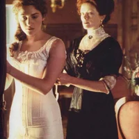 áo corset hình chữ S xuất hiện trong phim Titanic khi người mẹ cố gắng mặc cho nhân vật Rose