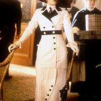 Rose (Kate Winslet) trong phim Titanic diện chân váy hobble cùng sơmi, nơ, áo khoác, găng tay và mũ rộng vành