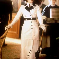 Rose (Kate Winslet) trong phim Titanic diện chân váy hobble cùng sơmi, nơ, áo khoác, găng tay và mũ rộng vành