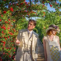 phong cách flapper xuất hiện trong phim Magic in the Moonlight khi Stanley (Colin Firth) diện âu phục màu beige bên cạnh Sophie (Emma Stone) mặc đầm ngắn rộng rãi và mũ đính hoa