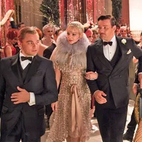 Trong phim The Great Gatsby, Gatsby (Leonardo DiCaprio) diện âu phục, Daisy (Carrey Mulligan) diện đầm metallic, khăn choàng lông vũ và băng đô cài tóc