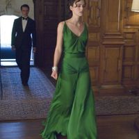 Keira Knightley đầm bias-cut xanh rêu trong bộ phim điện ảnh Atonement