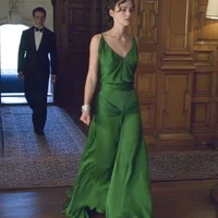 Keira Knightley đầm bias-cut xanh rêu trong bộ phim điện ảnh Atonement