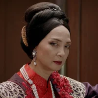 NSND Lê Khanh gây ấn tượng với nét diễn đầy quyền lực, thâm sâu trong vai Hoạn Bà.