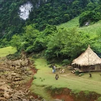 Khu vực bối cảnh mái nhà tranh của Thúc Sinh và Thúy Kiều, màu sắc trên phim cũng khá giống ngoài đời thật chứ không có gì khác biệt.