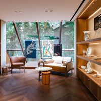 Trải nghiệm lối sống “Ăn Hermès, ngủ Versace, ngồi Fendi, bày trí Saint Laurent''