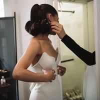 Ariana Grande diện váy cưới tối giản lấy cảm hứng từ Audrey Hepburn-3