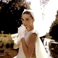 Ariana Grande diện váy cưới tối giản lấy cảm hứng từ Audrey Hepburn-2