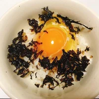 Cơm trộn trứng sống và rong biển