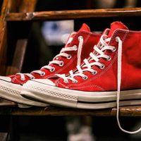 Một trong các hãng giày sneaker nổi tiếng nhất có tuổi đời hơn 100 năm chính là Converse