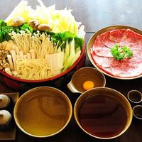 Lẩu Sukiyaki thưởng thức cùng mì Udon.
