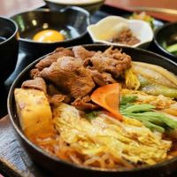 Là một món ăn cao cấp nên lẩu Sukiyaki phải được chế biến từ những nguyên liệu thương hạng, thịt bò là một nguyên liệu chính,