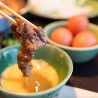 Thịt bò nhúng với trứng tạo ra vị ngọt béo hấp dẫn