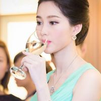 Tóc mái phồng vuốt ngược ra sau