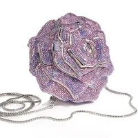 Chiếc túi có kiểu dáng của một bông hoa hồng lấp lánh bởi những viên kim cương và đá tourmaline đắt tiền.