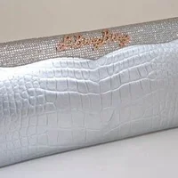 Mẫu ví cầm tay Cleopatra Clutch luôn được các ngôi sao Hollywood hạng A diện trên thảm đỏ.