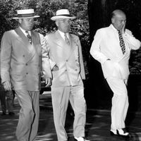 Tổng thống Mỹ Harry Truman diện 1 outfit đậm chất mùa hè với giày Spectator