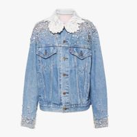Trong đó, một số mẫu được đính pha lê, ngọc trai, vẽ, thêu hoa hoặc diamanté toàn bộ. Không cần phải nói, sự kết hợp giữa Miu Miu và Levi’s thực sự là một dự án vô cùng đặc biệt.
