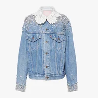 Trong đó, một số mẫu được đính pha lê, ngọc trai, vẽ, thêu hoa hoặc diamanté toàn bộ. Không cần phải nói, sự kết hợp giữa Miu Miu và Levi’s thực sự là một dự án vô cùng đặc biệt.