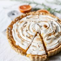 Bánh có lớp táo trên cùng thấm đẫm caramel và bơ, dưới là phần vỏ dạng tart giòn.