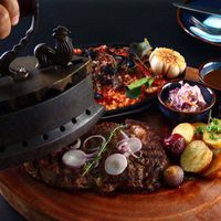 Bò bít tết bàn ủi nổi tiếng Sài thành, 300.000 - 400.000 đồng/suất nhưng khách đuổi mãi vẫn không hết.