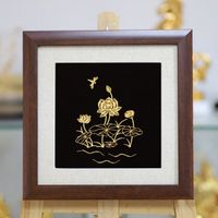 Tranh hoa sen mạ vàng mang đến khí chất thoát tục, thanh cao, tĩnh lặng mà tình nghĩa đậm sâu chất chứa trong lòng mỗi người mẹ.
