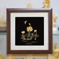 Tranh hoa sen mạ vàng mang đến khí chất thoát tục, thanh cao, tĩnh lặng mà tình nghĩa đậm sâu chất chứa trong lòng mỗi người mẹ.