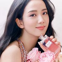 Cận cảnh quà tặng giá trị mà Dior gửi tặng nàng thơ Jisoo