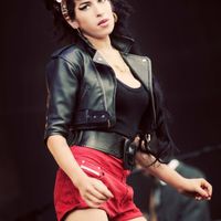 Gia đình Amy Winehouse bán đầu giá trang phục của cô - Ảnh 11
