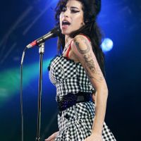 Gia đình Amy Winehouse bán đầu giá trang phục của cô - Ảnh 6